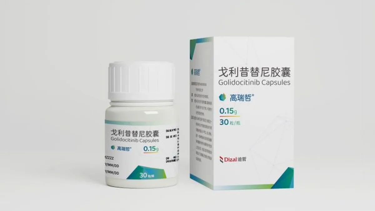 医生为患者开具利特昔替尼处方,药房窗口取药场景