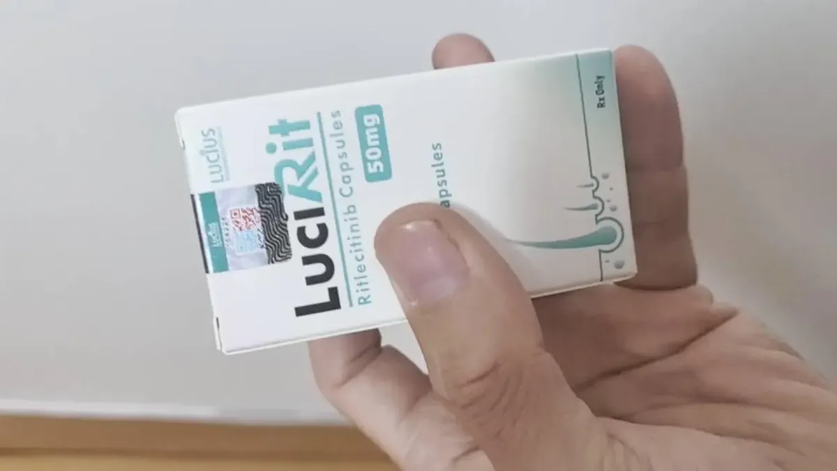 利特昔替尼药盒与处方单放在桌上,旁边有日历标注用药周期