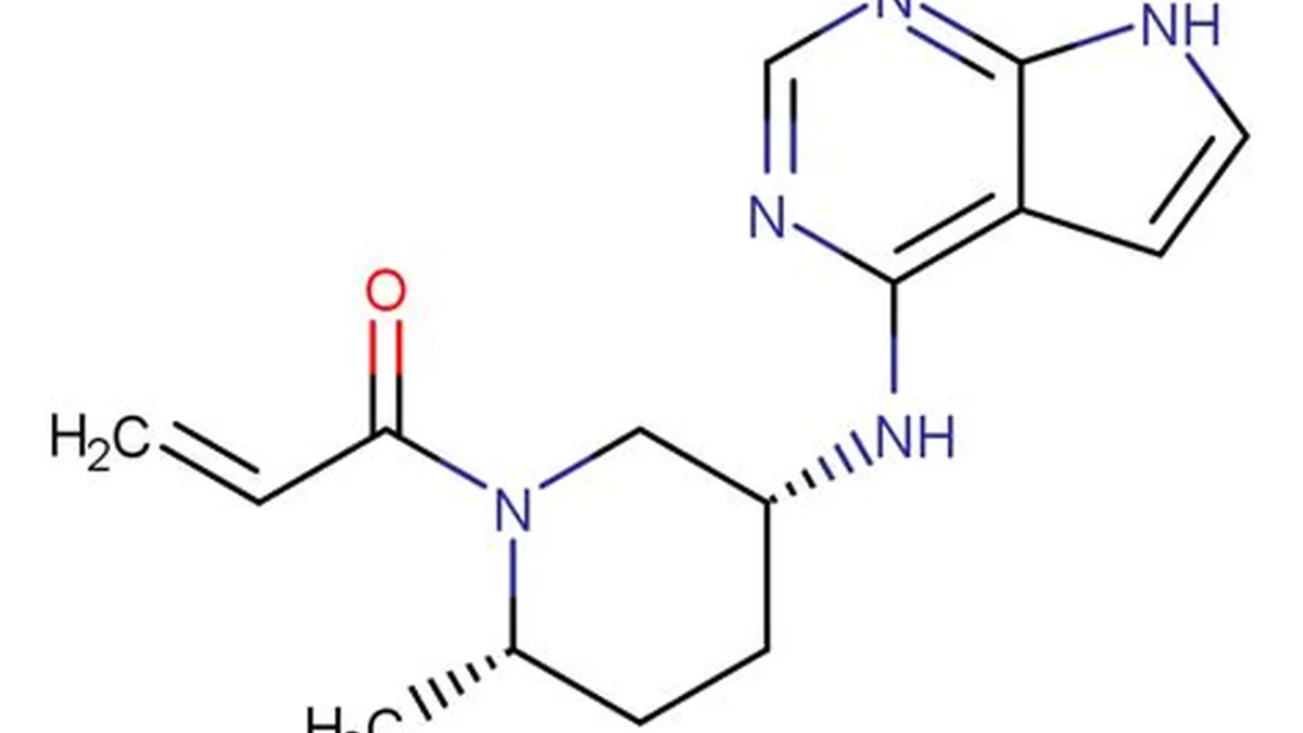 医生与患者讨论用药方案,电脑屏幕显示药品信息