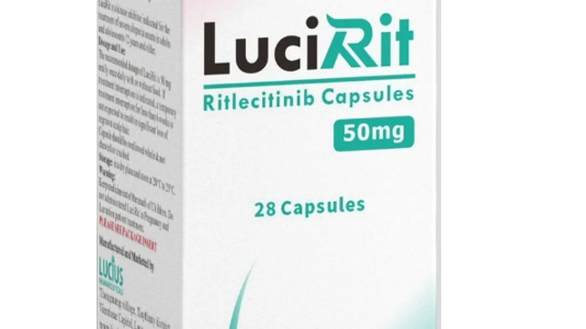 患者在医院抽血窗口等待用药前血检