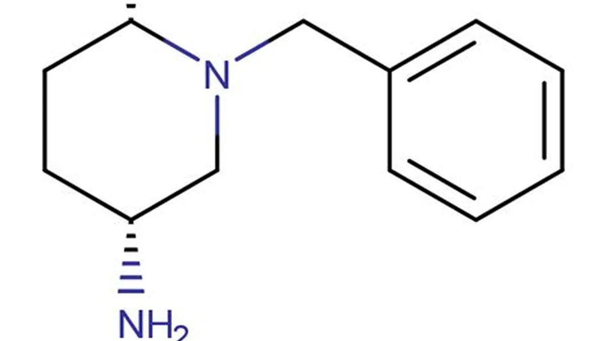 正规药房药师展示利特昔替尼药品包装和追溯码