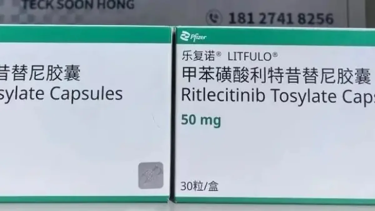 医生正在向斑秃患者解释利特昔替尼疗程和用药时间
